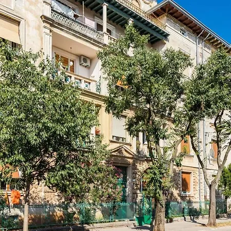 Historic Building Port Side Near Arena 3xac Nets Daire